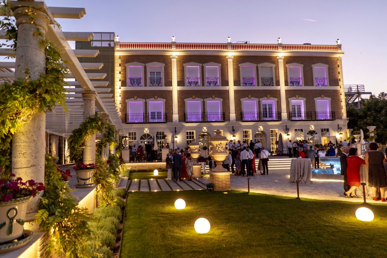 Invitados en los jardines del Palacete de la Ochava al atardecer