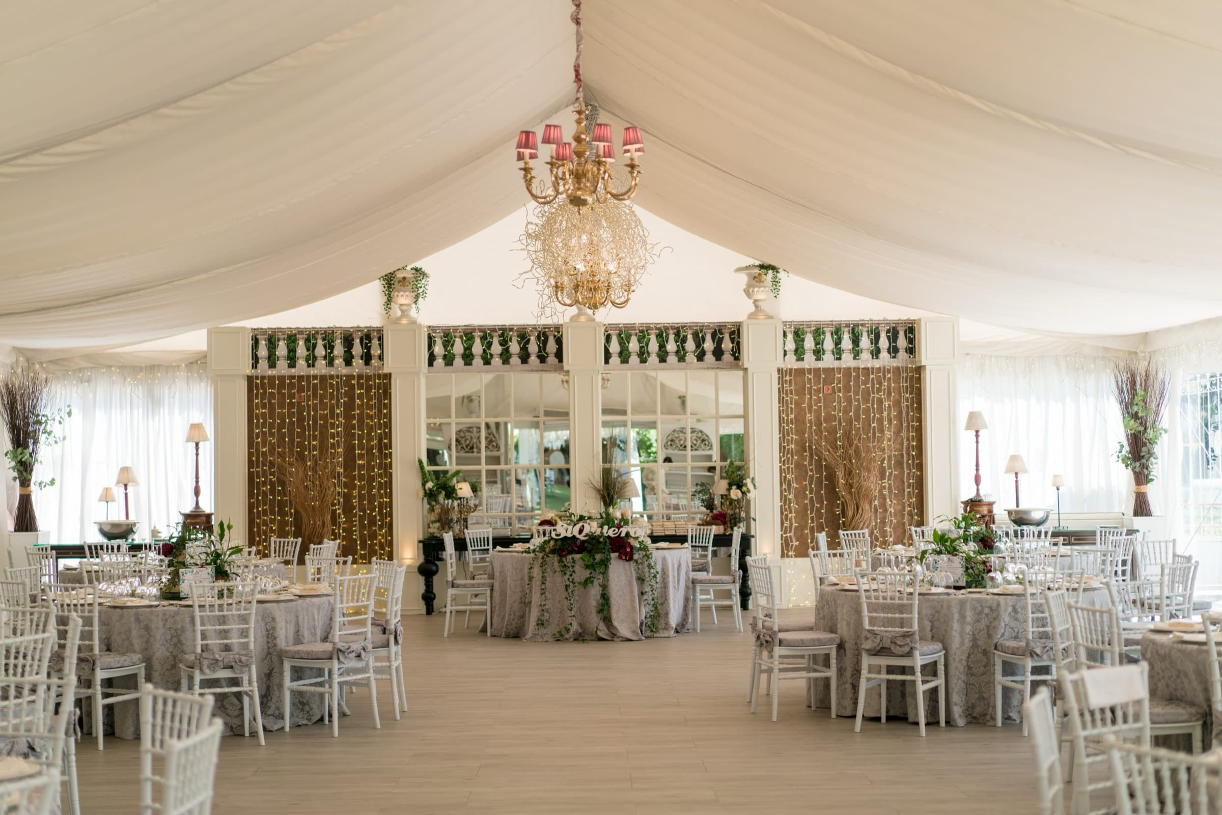 Salón del banquete con lámpara de araña